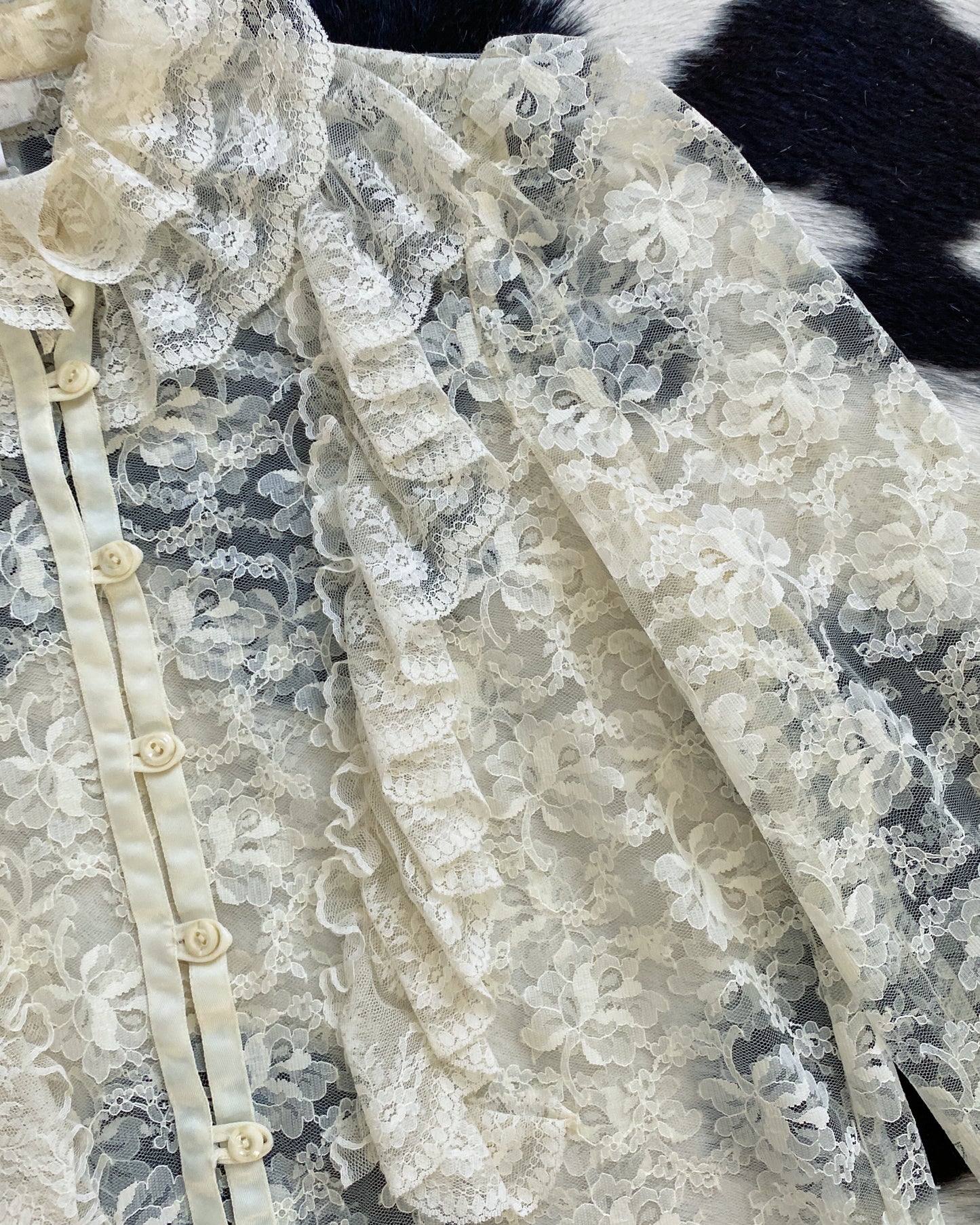 Stunning Cream Floral Lace Frilly Blouse | Size S/M