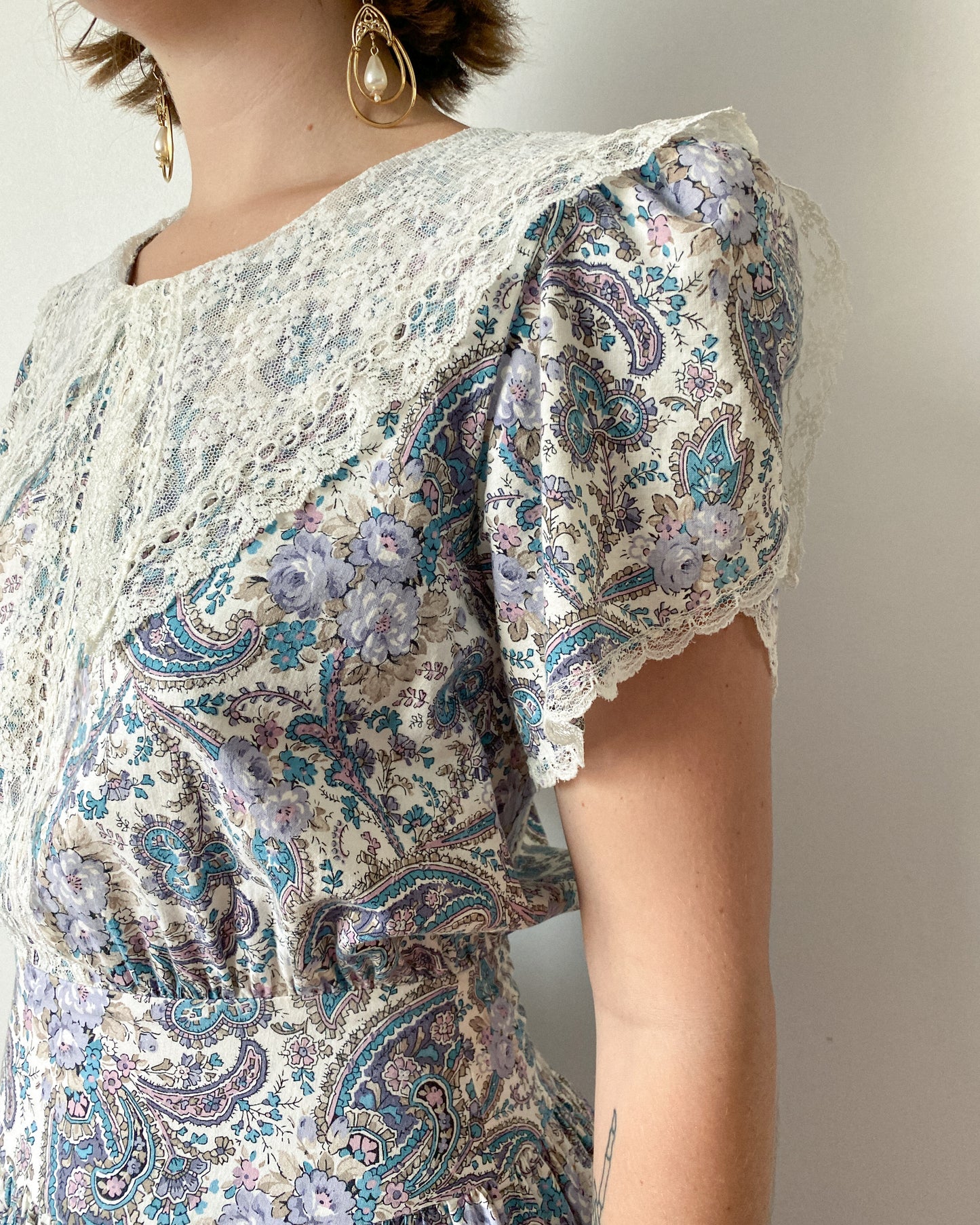 Vintage Floral Dress with Lace Collar, Made in USA | Size M